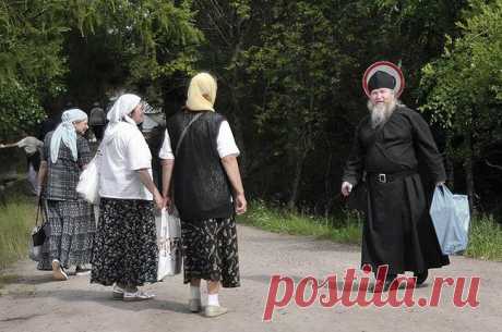 Nonstop Photos | Андрей Архипов / Паломники и монах.(о.Валаам).