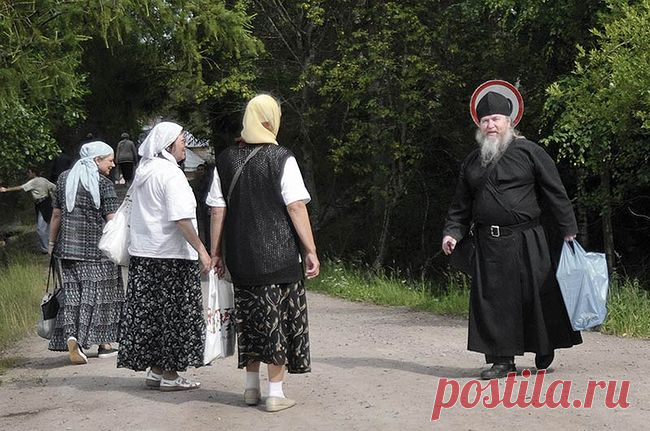 Nonstop Photos | Андрей Архипов / Паломники и монах.(о.Валаам).