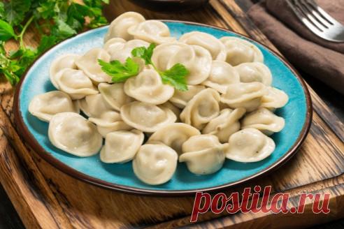 Как на самом деле нужно варить пельмени

Несколько дней назад приятель рассказал, что в одном пельменном ресторане отведал вкуснейших мокрых пирожков*. А когда спросил у повара, в чем секрет, ему рассказали рецепт необычайной простоты. Я тоже решила попробовать такой метод готовки, сейчас всё расскажу, а вы уже сами решите, имеет ли этот рецепт право на жизнь.

По жизни я больше предпочитаю помидоры, нежели пельмени, но на что только не пойдёшь ради эксперимента.