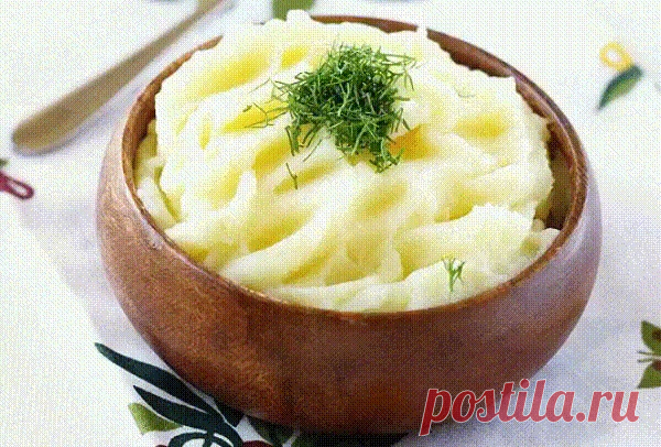 9 оригинальных рецептов картофельного пюре. 

Полезно знать! 

1. Картофель 10 минут проварить в воде, после чего воду слить, залить кипящим молоком и довести до готовности. Размять в пюре. 

2. Картошку размять в пюре. Сметану перемешать с тертым сыром и мелко 
нарезанным чесноком, заправить этой смесью картошку. Пюре нужно 
подержать немного в духовке, чтобы сметана прогрелась. 

3. Картошку размять в пюре, залить кипящим куриным бульоном (по аналогии рецепта пюре с моло...