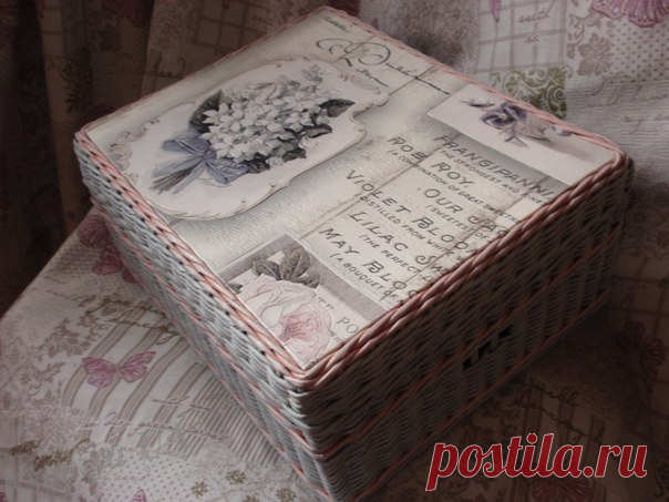 Серо розовая шкатулка. Размеры 28/34/14. Донышко и крышка -переплетный картон. Морилка Эбеновое дерево и красный колер. Спица 1,25 Ширина полосы 9,5. Грунтовала - лак+грунтовка. Второй слой лак.