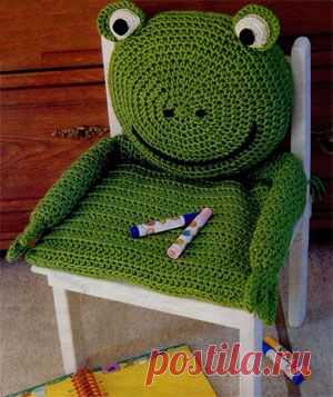 Зеленая лягушка – подушка на стул (крючком)