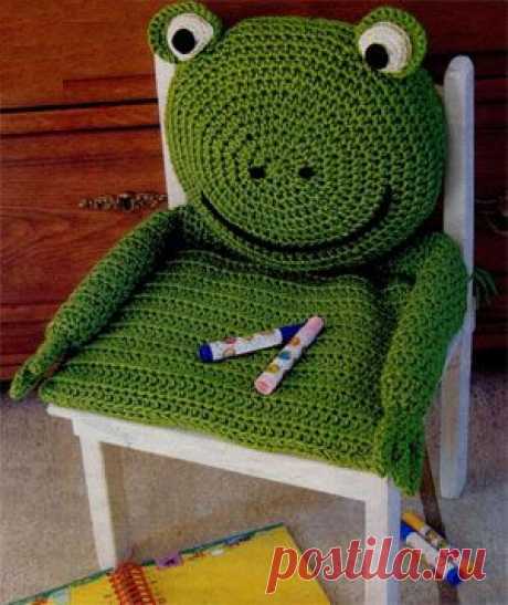 Зеленая лягушка – подушка на стул (крючком)