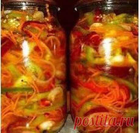 "Горячий" салат.
Все очень просто, и очень вкусно.
По 1 кг капусты, моркови, перца болгарского, помидоры, огурцов, лука репчатого. Все режем соломкой.
Добавляем 1 стакан растительного масла, 5 столовых ложек сахарного песка, 5 чайных ложек соли и 1 стакан 9% уксуса. Перемешиваем, даем настояться( примерно час)
Затем, ставим на плиту, доводим до кипения, кипятим 10 минут и прямо кипящим раскладываем по стерилизованным банкам. Закатываем и под "шубу"