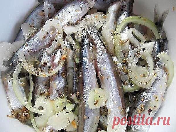 Маринованная мойва. Надёжный рецепт!  Ингредиенты:  500 г мойвы  350 мл воды  2 ч.л. соли  1 ч.л. сахара  3 лавровых листа  3 гвоздики  10 горошин черного перца  3 ч.л. зерновой горчицы  3 ч.л. 9% уксуса.   Приготовить маринад: воду довести до кипения, добавить все ингредиенты, кипятить 5 минут, охладить до комнатной температуры.   Рыбу перебрать, помыть. Переложить в глубокую емкость. Залить маринадом, накрыть и убрать в холодильник на 12 часов. Перемешать содержимое и уб...