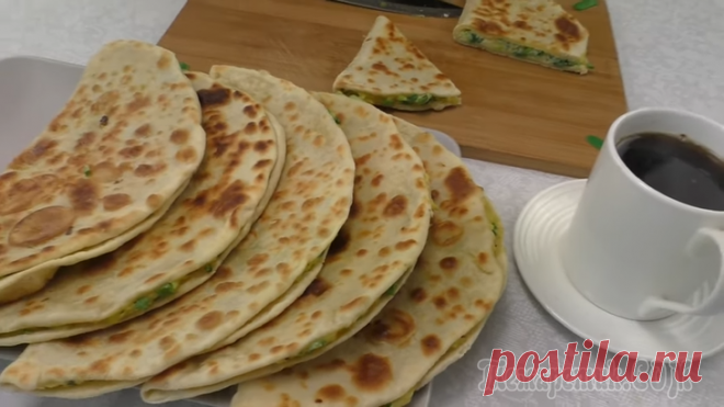 Взбейте зеленый лук с яйцом и вы останетесь довольны! Вкуснейшие лепешки с начинкой