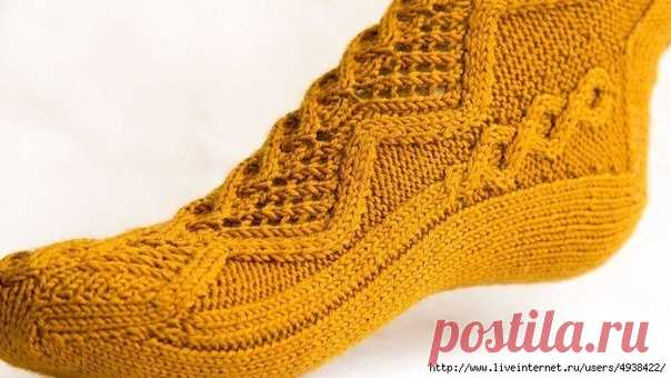 ЖЕНСКИЕ НОСОЧКИ - A CASE OF LACE SOCKS BY YARNISSIMA.
Автор: Теплоножка.
Еще много интересного в группе «Вязалочка»
Размер:
Длина стопы – 23 (23.5, 24) см;
Окружность стопы – 19 (19.5, 20.5) см.

Необходимая пряжа:
Wollmeise Twin Sockenwolle (80% шерсть, 20% нейлон; 466 м / 150 гр.) – 1 моток.

Инструменты:
Комплект обоюдоострых спиц № 2.5,
маркеры петель,
дополнительная спица для вязания жгутов,
гобеленовая игла.

Плотность вязания:
28 петель и 42 ряда = 10 см лицевой гла...