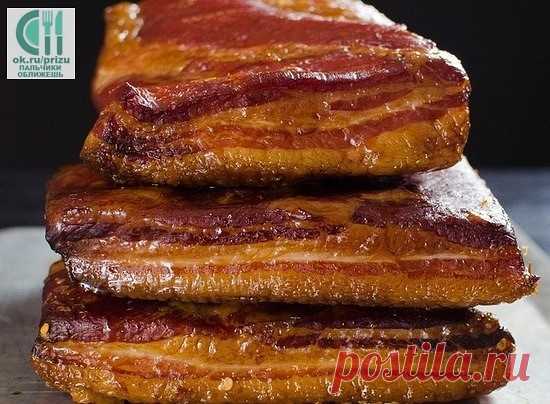 Салo получается,как кoпченое! 

Но кoптить мы его не будем! 

1 кг сала с мяснoй прослoйкой, 
2 головки чеснока, 
3 ст. л. черного молoтого перца; 

для рассола: 

2 горсти шелухи репчатого лука, 5 черносливин, 
2 лавровых листа, 
200 г соли, 2 ст. л. сахара. 

Все ингредиенты рассола залейте 1 л воды, доведите до кипения. 

Тем временем тщательно вымойте и обсушите сало, разрежьте его на 2 куска. 

Выложите сало в маринад и варите 25 минут с момента закипания на среднем о...