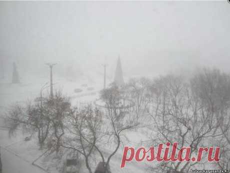 19.12.2013г. бушевал очень сильный буран в г.Караганде. Все выезды из города были закрыты, во избежании несчастных случаев. Температура воздуха держалась в пределах минус -10 С. Скорость ветра достигала 30 м/с.