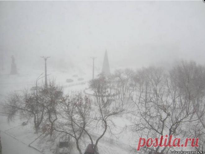 19.12.2013г. бушевал очень сильный буран в г.Караганде. Все выезды из города были закрыты, во избежании несчастных случаев. Температура воздуха держалась в пределах минус -10 С. Скорость ветра достигала 30 м/с.