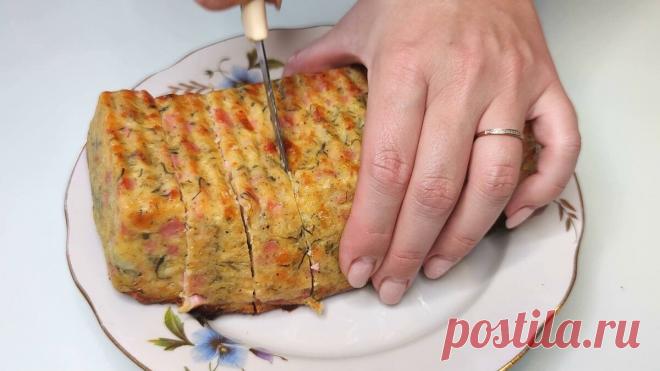 Быстрый пирог, который я готовлю все лето. Ну очень оригинальный рецепт  🔥🔝
На фото:
1 кг. теста:
3 яйца (белки и желтки отдельно)
300 гр. творога
100 гр. сахара
100 мл. подсолнечного масла
200 гр. муки
1 ч.л. соды (гашеной уксусом)
1 ст.л. крахмала (картофельного или кукурузного)
Для начинки:
500 гр. варенья (любого, но лучше всего, чтобы оно было не очень густым, например, клубничное, яблочное, сливовое или вишневое)
250 гр. сметаны
50 гр. сливочного масла
Способ приготовления:
1. Взбиваем б…