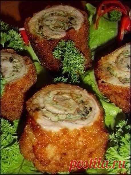 Закуска &quot;Пенечки&quot;
250 г свинины
50 г грибов (шампиньоны)
3 яйца
1/2 лука
30 г муки
сухари панировочные
масло растительное
зелень
соль
перец черный (молотый)

Приготовление:
1. Начинаем работу с приготовления омлета. Обжариваем лук и грибы. Взбиваем яйца, добавляем нарезанную зелень, муку, грибы с луком, перемешиваем, выливаем на сковороду и обжариваем с двух сторон омлет. 
2. Отрезаем свиной биток и хорошо отбиваем его с двух сторон. Солим и перчим по вкусу. ...