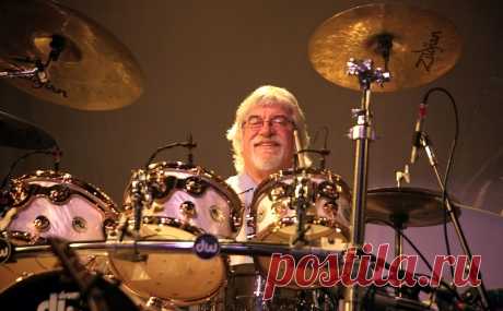 Умер барабанщик группы The Moody Blues Грэм Эдж. Грэму Эджу было 80 лет, его группа The Moody Blues включена в Зал славы рок-н-ролла