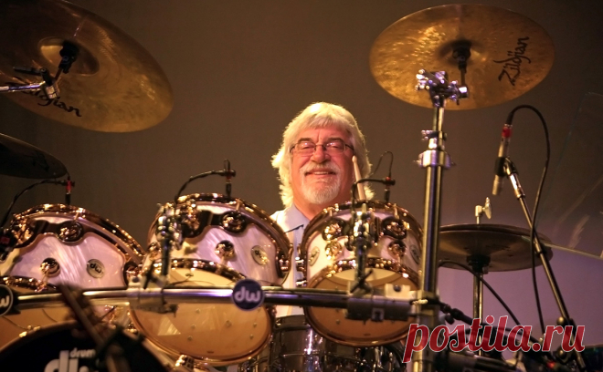 Умер барабанщик группы The Moody Blues Грэм Эдж. Грэму Эджу было 80 лет, его группа The Moody Blues включена в Зал славы рок-н-ролла