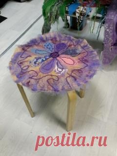 Обучение на Яга курсах, первая ступень. Работа Дунаевской Людмилы.
"Домашняя работа" по результатам первой ступени Дунаевской Людмилы. Будущие "сидушки" для табуретки любимым внукам)). За основу взята плотная ткань (хлопок с синтетикой), а задекорировано найденными дома разноцветными синтетическими, вискозными и хлопковыми лоскутками.