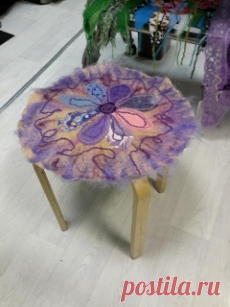 Обучение на Яга курсах, первая ступень. Работа Дунаевской Людмилы.
&quot;Домашняя работа&quot; по результатам первой ступени Дунаевской Людмилы. Будущие &quot;сидушки&quot; для табуретки любимым внукам)). За основу взята плотная ткань (хлопок с синтетикой), а задекорировано найденными дома разноцветными синтетическими, вискозными и хлопковыми лоскутками.