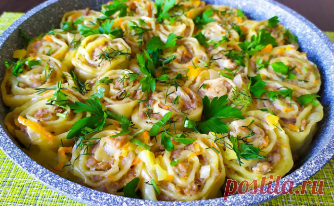 Собираем фарш с тестом в рулет и тушим как пельмени. Получается быстрее, но гораздо вкуснее пельменей