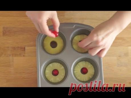 Она выложила колечки ананаса в форму для кексов. В результате получилось потрясающее угощение!