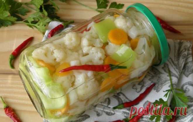 Маринованная цветная капуста на зиму - рецепты заготовок Пальчики оближешь Здравствуйте! Если вы уже заквасили белокочанную капусту по банкам, наделали салаты, то пришла теперь очередь сделать заготовки из цветной. Ее