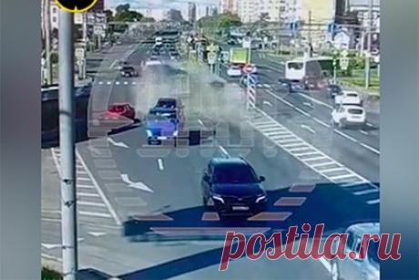 Момент массового ДТП в Петербурге с 16 пострадавшими попал на видео. В сети появилась видеозапись момента массового ДТП в Санкт-Петербурге, в котором пострадали 16 человек. Ее публикует Telegram-канал Shot. На кадрах видно, как грузовик на большой скорости вылетает на полосы встречного движения, где таранит большое число автомобилей, стоящих на светофоре.