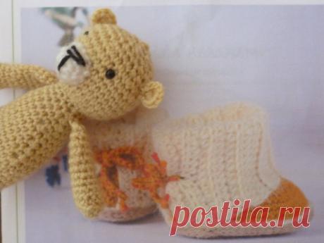 cadeau naissance bottine avec mini  doudou bottines au crochet pour bébé de 3 mois à 18 mois laine DERAMORES 100% acrylique semelle doublée lavage 40° séchage machine  doudou nounours 12 cm de haut laine hypoallergénique ouate yeux Security  un petit cadeau est offert aux dix premiers acheteurs de la Boutique COUCOUMAINS