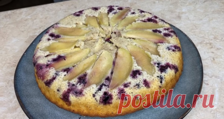 Быстрая ягодная шарлотка с яблоками: семь минут – и семья сыта