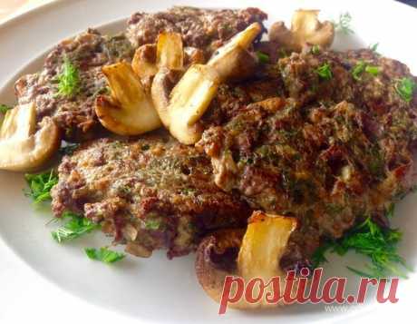 Рубленые котлеты из куриной печени и грибов. Ингредиенты: куриная печень, шампиньоны свежие, лук белый