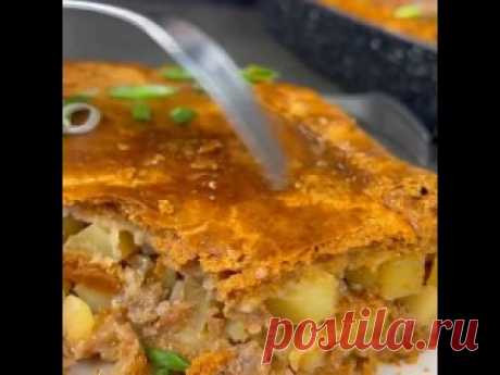 Пирог с мясом и кaртошкой Автор: yurakorolyov Нам понадобится: - Мука 450-500гр. - Масло сливочное 250гр. - Кефир 250мл. - Соль 0,5 ч л (по вкусу) - Сода 1 ч л Для начинки:  - Мясо/фарш 700гр. - Картошка 700гр. - Лук 400гр. - Специи по вкусу - Яйцо 1 шт (смазать пирог) Приготовление:  Натираем замороженное сливочное масло..