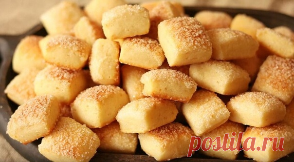 Самый простой рецепт печенья на кефире для семейных чаепитий!

Это очень вкусное и мягкое печенье по простому рецепту - получается аппетитно и готовится быстро!

Ингредиенты на 55 штук:

100 мл кефира,
1 яйцо,
60 мл растительного масла
1 ст.ложка сахара,
250 г муки,
1 ч.л.разрыхлителя

В пустую миску добавляю 1 яйцо и взбиваю венечком

Далее добавляем 1 ст.л. сахара и также хорошо размешиваем

Затем вливаем 100 мл кефира и 60 мл растительного масла и хорошо размешиваем

По...