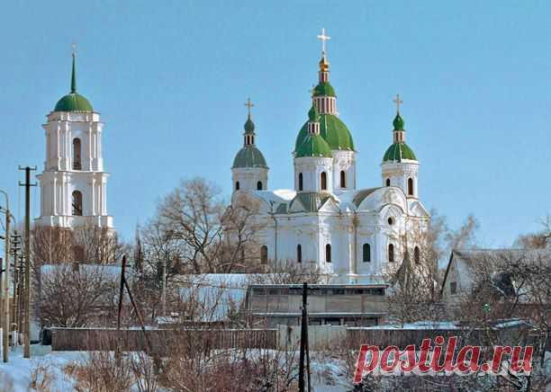 Церква в с.Козилець Чернигівської обл. ::: альбом The best places in Ukraine Україна найкращі місця The best places in UkraineСобор споруджено у 1752–1763 роках на замовлення графині Наталії Розумовської архітекторами Іваном Григоровичем-Барським та Андрієм Квасовим — на знак подяки Богові за щасливу долю синів замовниці. Під час Другої світової війни в соборі містилися табір військовополонених і конюшня.