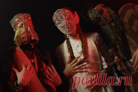 В Казани показали «переосмысливающий» татарскую национальную моду фильм «Юха». В Казани состоялась премьера основанного на мифах и сказках татарского фольклора короткометражного фэшн-фильма «Юха». Создатели 15-минутной киноленты отметили, что в основу сюжета легла сказка «Су анасы». Они отметили, что при создании проекта ставили себе задачу переосмыслить татарскую национальную моду.