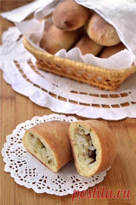 Постные пирожки с рисом и грибами. Это же тесто я использую для пиццы. Просто половина воды заменяется газировкой. Это делает тесто немного мягче. 6 пирожков 180 г муки 0,5 ч.л. дрожжей 1 ч.л. сахара 1 неполная ч.л. соли 60 мл. теплой воды 60 мл. газированной воды 1,5 ст.л. растит. масла Начинка 2,5 ст.л. риса 2 ст.л. грибного соуса…