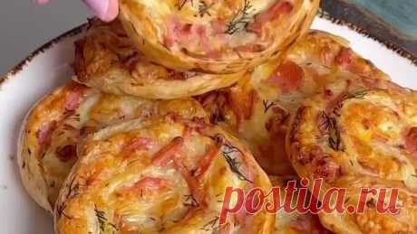 Слойка с сыром и колбасой.