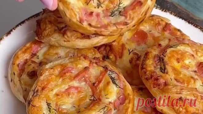 Слойка с сыром и колбасой.