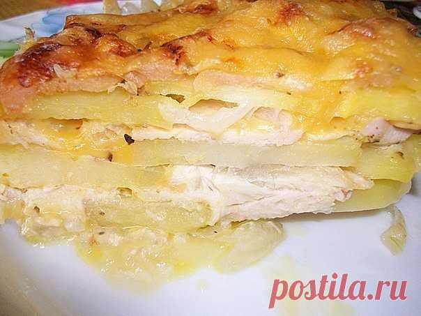 Картофельная запеканка с курицей и сыром (по-французски) 

Ингредиенты: 
-Картошка – 600 г. 
-Лук – 150 г. 
-Куриное филе – 500 г. 
-Твердый сыр – 250-300 г. 
-Чеснок – 3-4 зубчика. 
-Сметана – 250-350 мл. 
-Майонез – 2 ст. ложки. 
-Соль, перец, специи. 

Приготовление: 
Тонко порезать куриное филе. 
Порезать ломтиками чеснок. 
Смешать майонез, курицу, чеснок, соль, перец и специи по вкусу. 

Все хорошо перемешать и дать постоять 20 минут. 

Лук порезать тонкими колечками....