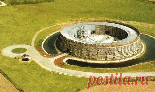 Славенбург (Slawenburg), Германия 

Славенбург, западная крепость славян, расположен в старинном славянском селе Raddusch в Германии. Сейчас здесь находится интересный музей древне-славянской архитектуры, открытый в 2001 году. Высокая концентрация данных крепостей в Нижней Лужице связана с постоянным давлением со стороны германцев в этом регионе. Крепость была сооружена из деревянных блоков, вокруг неё был выкопан ров, заполненный водой. Внутренние полости деревянной конст...