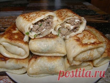 15 самых вкусных начинок для блинчиков.
1. Блины с начинкой из яиц
Состав: 4 яйца, 50 гр. зеленого лука, 5-10 гр. укропа, соль.
Отварить 4 яйца. Натереть вареные яйца на терку. Обжарить зеленый лук 50 гр. Укроп 5-10 гр. Соль по вкусу.
2. Творожная начинка в блины
Состав: Творог 500 гр., 1 желток яйца, 2 столовые ложки сахара, 50 гр. изюма.
Берем творог, добавляем в него один желток, сахар, перетираем все с творогом.
В получившуюся массу добавляем изюм. Предварительно замоч...