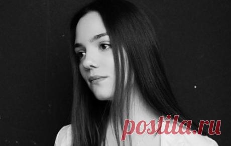 Фигуристка Медведева показала фотографии в нижнем белье. Российская фигуристка Евгения Медведева показала фотографии из новой фотосессии. 22-летняя спортсменка попозировала в бюстгальтере и накинутой сверху рубашке. Фотографии выполнены в черно-белых цветах. В комментариях подписчики оценили публикацию фигуристки. Снимки собрали более 150 тысяч лайков.