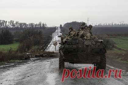 Бывший офицер заявил об успехах обороны Украины благодаря советскому вооружению. Успехи Вооруженных сил Украины (ВСУ) в обороне в большей степени основаны на бывшем советском вооружении. Об этом заявил бывший офицер Фрэнк Ледвидж. В сентябре прошлого года командующий украинскими войсками Валерий Залужный запросил не менее 300 танков у Запада, но получил их менее 100, рассказал он.