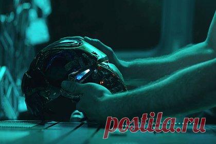 Новые «Мстители» остались без режиссера. Режиссер Дестин Дэниел Креттон решил уйти с поста режиссера фильма «Мстители: Династия Канга» от студии Marvel. Отмечается, что кинематографист покидает проект на дружественной ноте — он решил сосредоточиться на других проектах киностудии. На данный момент Креттон работает над сериалом Disney+ «Чудо-человек».