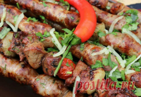 Сочная баранина с мангала: ставим на огонь шашлык в оболочке - Steak Lovers - медиаплатформа МирТесен Необычайно сочный шашлык пожарим на мангале из баранины непривычным для многих способом - в оболочке. Мариновать будем быстро, а перед жаркой каждый шампур поместим в натуральную оболочку. Режем мясо обязательно примерно равными кусочками, чтобы оно равномерно прожаривалось. В большой удобной
