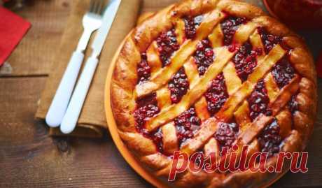 Пирог с яблоками и брусникой из дрожжевого теста