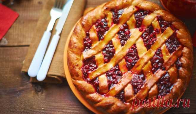 Пирог с яблоками и брусникой из дрожжевого теста