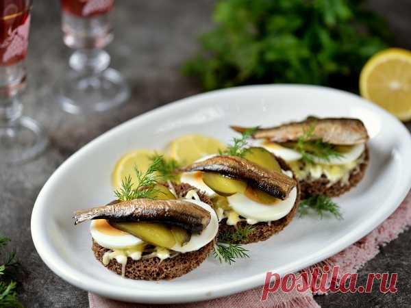Бутерброды со шпротами и яйцом в духовке — рецепт с фото пошагово
