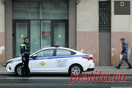 На россиянку заявили в полицию из-за рамки номера авто. На россиянку заявили в полицию из-за радужных полосок на рамке номера ее автомобиля. Инцидент произошел в Рязанском районе столицы. Оставленную на паркинге машину москвички заметил хозяин другого авто. Мужчина счел возмутительными цвета рамки номерного знака и заподозрил женщину в пропаганде ЛГБТ.