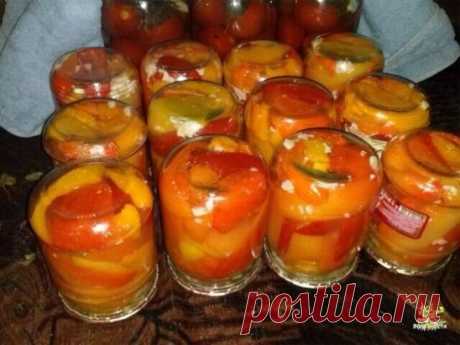 Очень вкусный Перец сладкий "Фирменный".

Для приготовления понадобится:
6 кг перца;
2 ст сахара;
2 ст растительного масла;
1 ст уксуса 9%;
2 ст.л соли с горкой;
5-6 головок чеснока;

Перец разрезать на 6-8 частей. В эмалированной кастрюле смешать перец, сахар, растительное масло, уксус и соль. Чеснок мелко нарезать и отправить в кастрюлю с перцем. Данную массу оставить на ночь , с вечера до утра, не больше. Утром разложить все по пол литровым банкам и стерилизовать в банках 15 минут