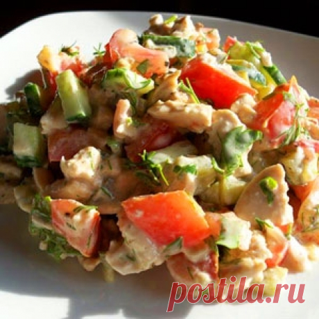 Салат с курицей и овощами