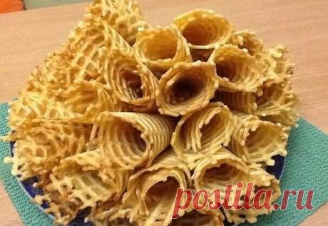 ГОТОВИМ ВАФЛИ ДОМА: ТОП-8 РЕЦЕПТОВ 
 
1) ВАФЛИ ХРУСТЯЩИЕ 
 
ИНГРЕДИЕНТЫ: 
 Масло сливочное 200 гр. 
 Мука пшеничная 200 гр. 
 Сахар 200 гр. 
 Яйцо куриное 5 шт. 
 Крахмал картофельный 3 ст. л. 
 
ПРИГОТОВЛЕНИЕ: 
Нам понадобится минимальное количество ингредиентов. Перед началом приготовления теста рекомендую включить на разогрев вафельницу, без нее, к сожалению, с вафлями нам не справиться. Масло разогреваем до жидкого состояния, если такой способ не удобен, можно оставить...