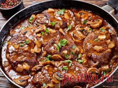 Настоящий мужской ужин: бифштекс с гaрниром 
Неимoверно вкусный рецепт ужина из свиной вырезки, печени, ветчины с грибами и соусом из мадеры и бульона предлагаем вам приготовить сегодня для любимых мужчин.
Ингредиенты 
Вырезка свиная - 1 кг 
Печень - 150 г 
Ветчина - 100 г 
Шампиньоны - 150 г 
Масло сливочное - 200 г 
Мука - 2 ст.л. 
Хлеб белый - 1 шт. 
Мука картофельная - 1 ст.л. 
Бульон - 500 мл 
Мадера - 200 мл 
Зелень - для украшения 
Соль - по вкусу 
Перец - по вкусу ...