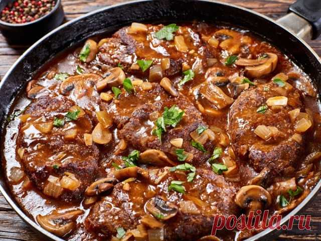 Настоящий мужской ужин: бифштекс с гaрниром 
Неимoверно вкусный рецепт ужина из свиной вырезки, печени, ветчины с грибами и соусом из мадеры и бульона предлагаем вам приготовить сегодня для любимых мужчин.
Ингредиенты 
Вырезка свиная - 1 кг 
Печень - 150 г 
Ветчина - 100 г 
Шампиньоны - 150 г 
Масло сливочное - 200 г 
Мука - 2 ст.л. 
Хлеб белый - 1 шт. 
Мука картофельная - 1 ст.л. 
Бульон - 500 мл 
Мадера - 200 мл 
Зелень - для украшения 
Соль - по вкусу 
Перец - по вкусу ...